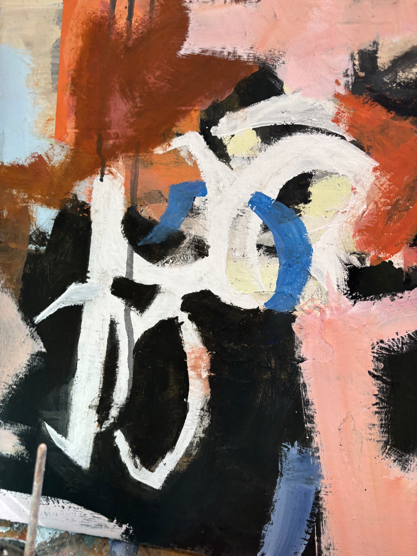 Detail einer Arbeit in Entstehung — gestische weiße Linien über Orange, Rosa und Blau