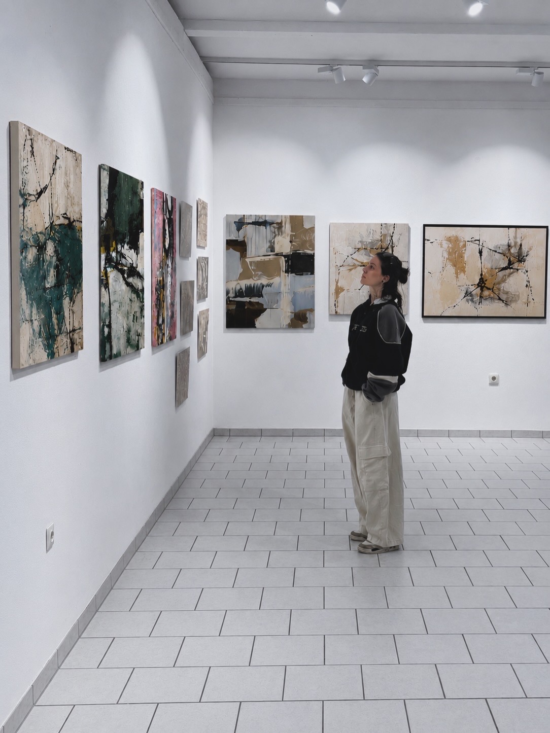Lena Evelyn Krieger in einer Galerie vor ihren Werken