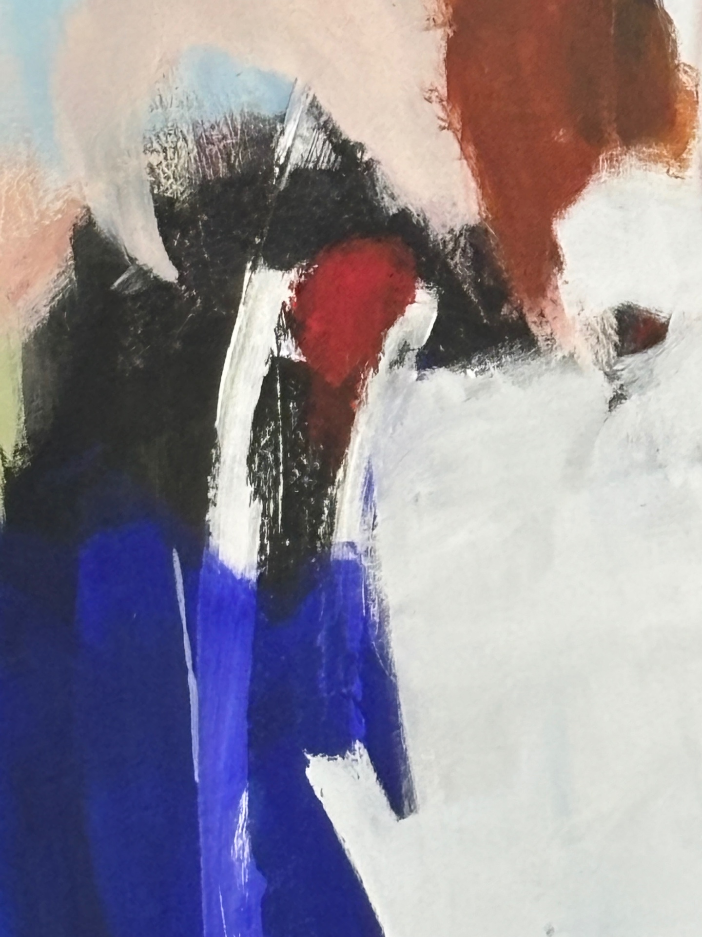 Detail einer Arbeit in Entstehung — kräftiges Blau neben Schwarz, Weiß und einem roten Einschluss