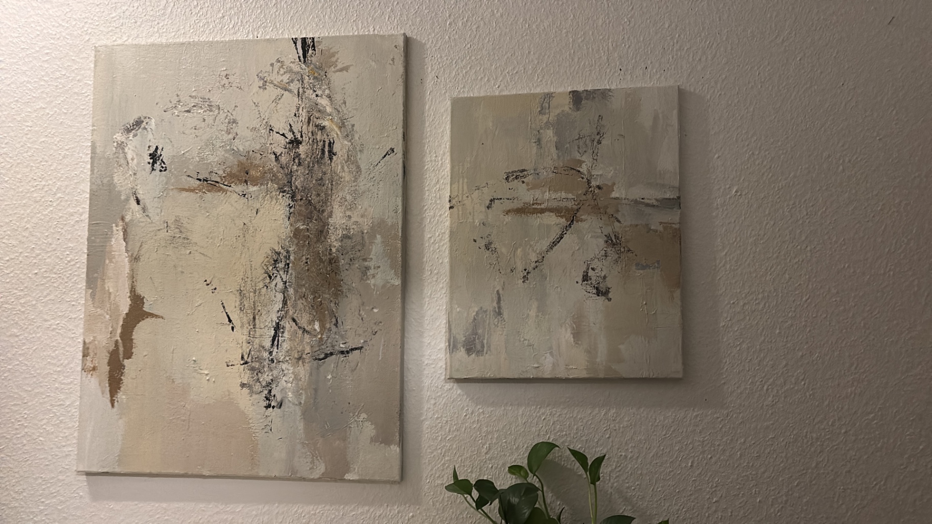Diptychon in gebrochenen Erdtönen an der Wand