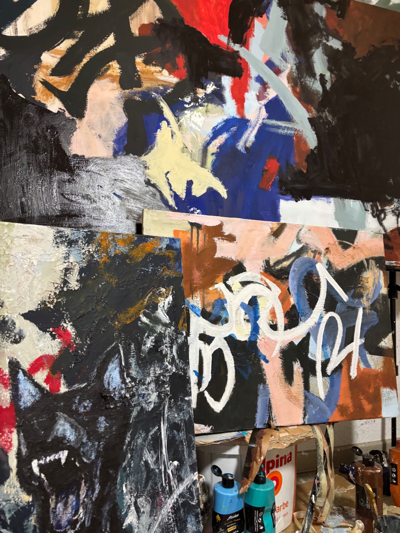 Zwei unvollendete Leinwände der Serie „Neben der Spur“ im Atelier