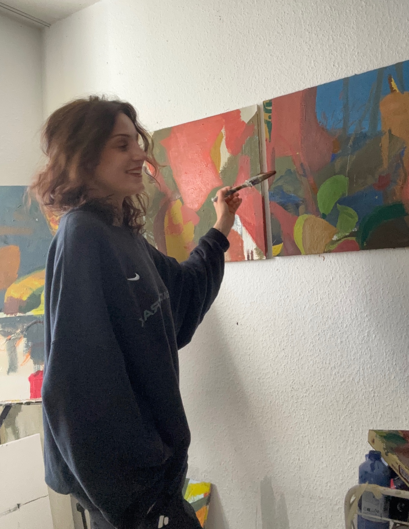 Beim Malen im Atelier