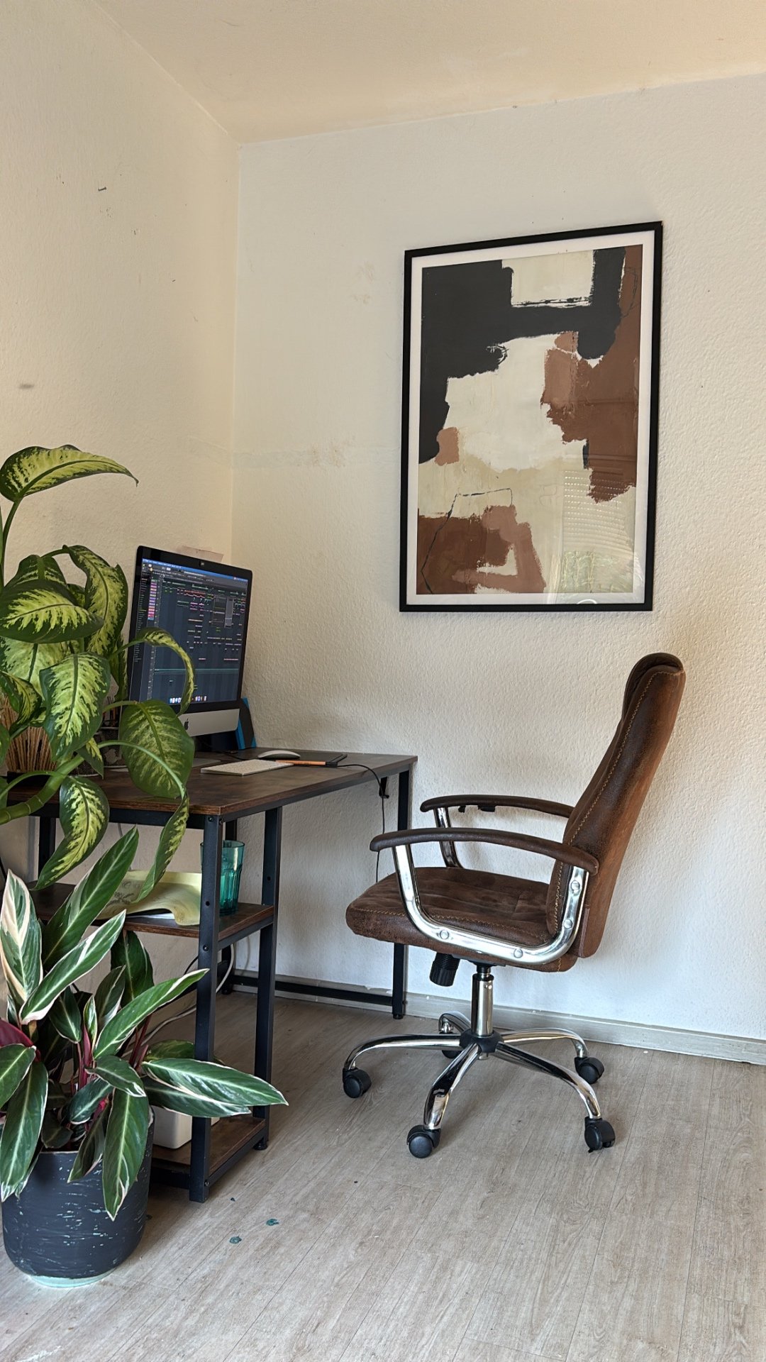 Gerahmte Arbeit in Braun, Schwarz und Creme über einem Arbeitsplatz
