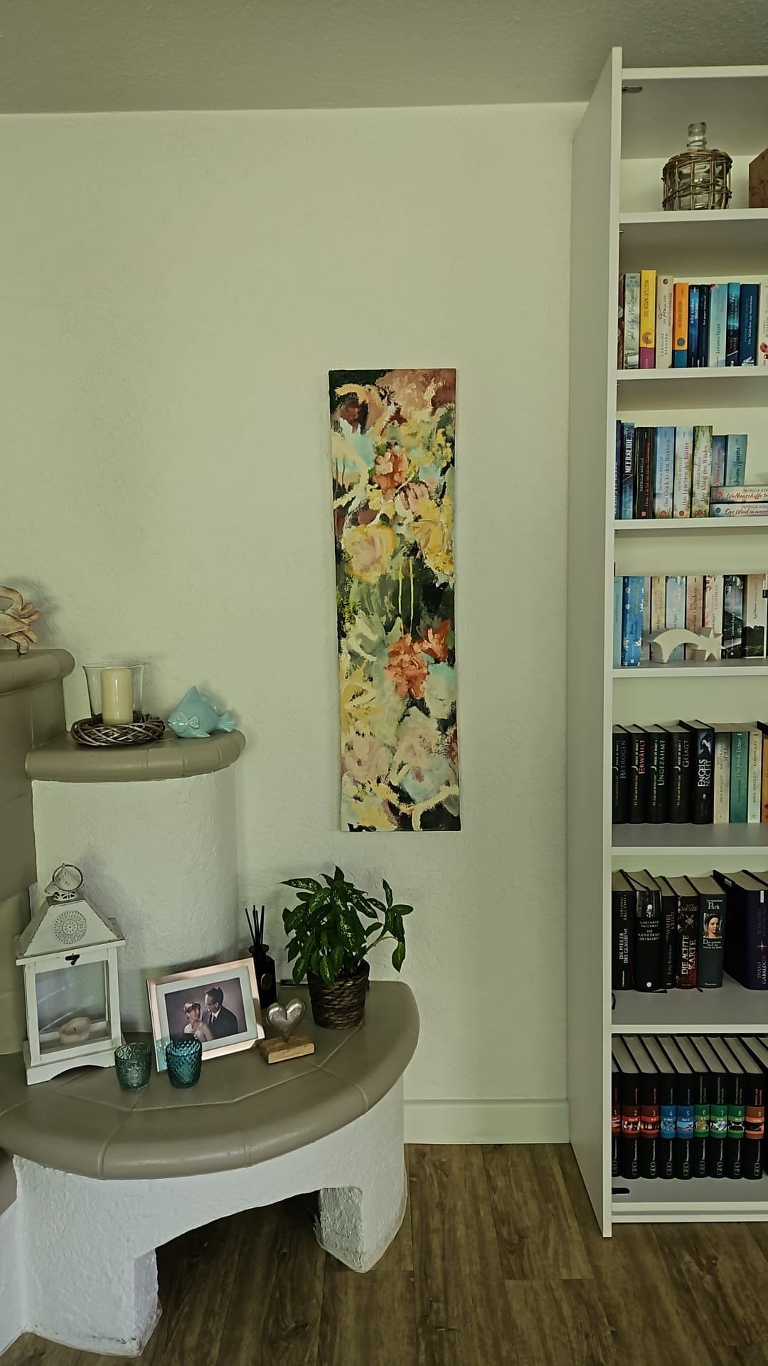 Schmales florales Hochformat neben Kaminofen und Bücherwand
