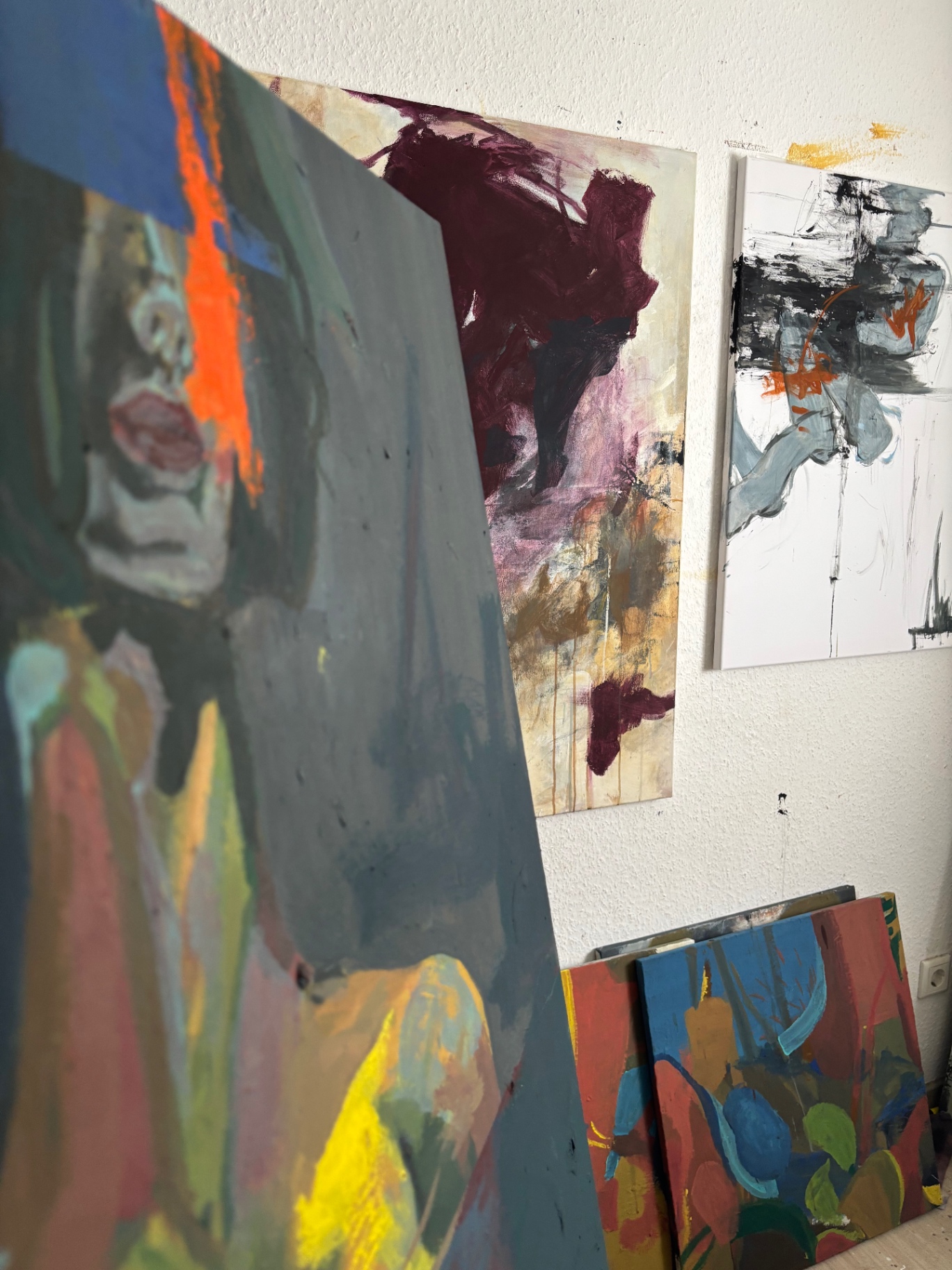 Atelierwand mit mehreren aktuellen Arbeiten